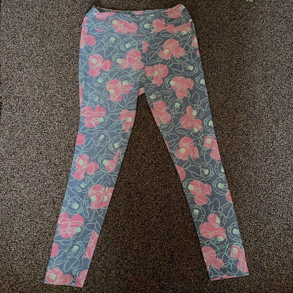 The print is Minnie mouse and the colors are like a coral, blue and pink.